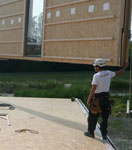 Construction en bois ecologique, pose du mur pré-usiné