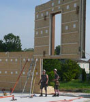 Pose du mur ossature bois sur le chantier de la maison