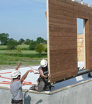 Construction écologique, pose du mur en ossature bois