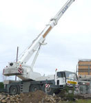 Grue pour la pose des murs en ossature bois préfabriqués