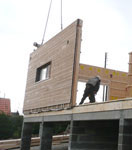 Pose et fixation d'un mur bois pré-usiné