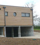 Vue extérieure de la maison écologique bois réalisée avec un mur pré-usiné (menuiseries intégrées)