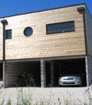 Vue extérieure de la maison ecologique bois réalisée avec un mur pré-usiné (menuiseries intégrées)