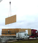 Grue permettant la pose du mur en ossature bois sur le chantier