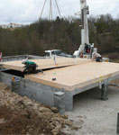 Pose du deuxième plancher ossature bois sur les fondations de la maison