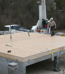 Pose du deuxième plancher ossature bois sur les fondations de la maison