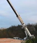 Pose d'un mur en ossature bois sur le chantier de la maison