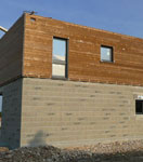 Vue extérieure de la maison en bois réalisée avec un mur pré-fabriqué