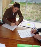 Remise des clés avec les propriétaires d'une maison bois ECOP Habitat