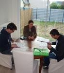 Remise des clés avec les propriétaires d'une maison en bois ECOP Habitat