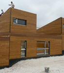 Pose de la toiture sur une maison en bois