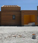 Vue extérieure de la maison en bois en cours de conception