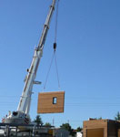 Pose d'un mur en ossature bois sur le chantier de la construction