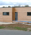 Vue extérieure de la maison bois réalisée avec un mur à ossature pré-usiné