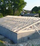 Charpente bois posée sur la dalle de béton de la future habitation