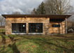 Maison écologique avec un bardage et une ossature en bois