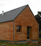 Finition de la maison ecologique avec un bardage bois