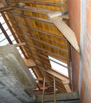 Charpente en bois de la construction maison ecologique en brique G7